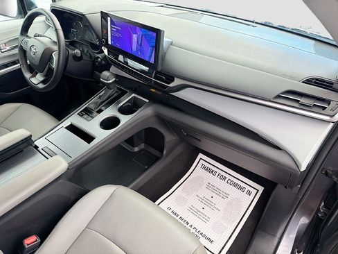 Used 2025 Toyota Sienna XLE image 13