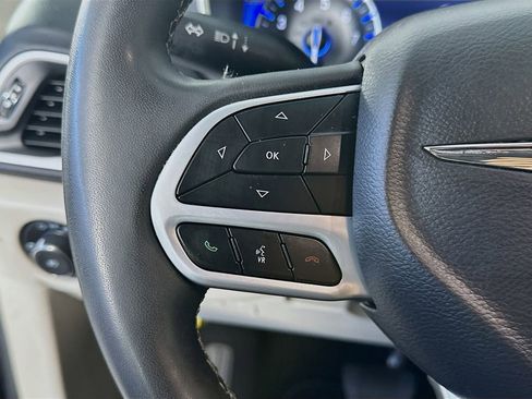 Used 2023 Chrysler Pacifica Touring-L FWD image 24