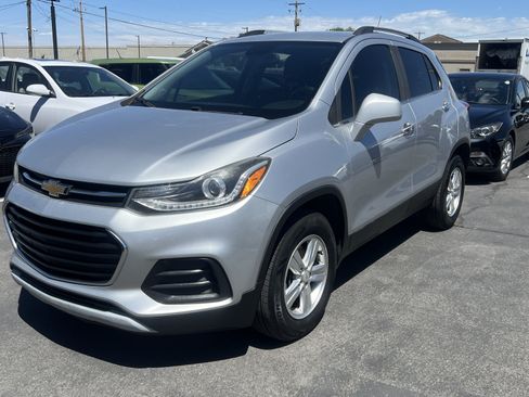 Used 2018 Chevrolet Trax LT w/ LT Convenience Package AWD/4WD image 2