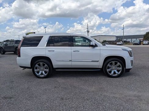 Used 2019 Cadillac Escalade Luxury AWD/4WD image 3
