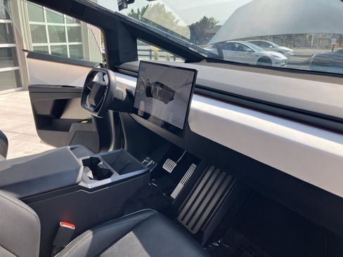 Used 2024 Tesla Cybertruck AWD Crew Cab image 23