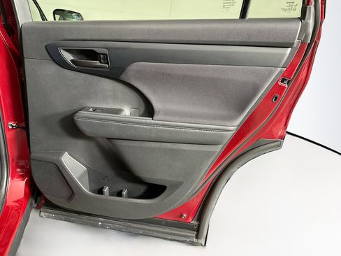 Used 2023 Toyota Highlander LE image 29
