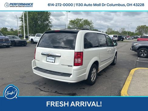 Used 2010 Chrysler Town & Country Touring FWD image 4