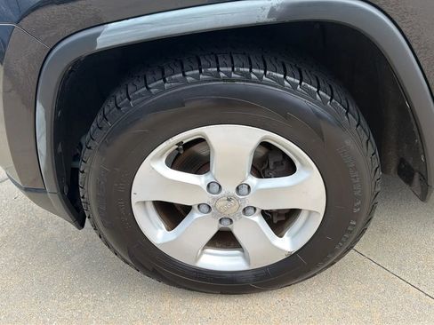 Used 2011 Jeep Grand Cherokee Laredo AWD/4WD image 34