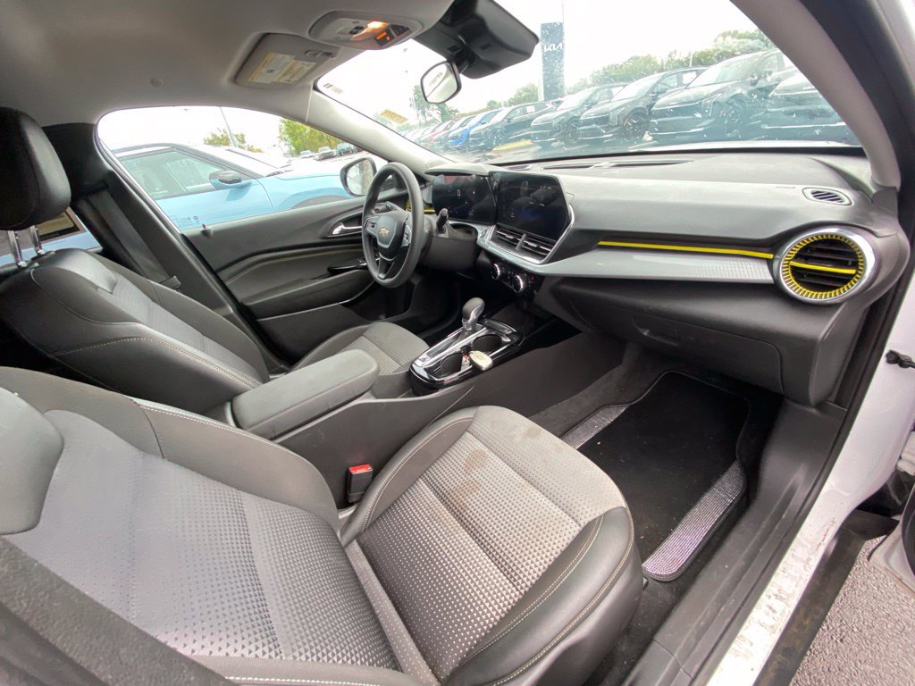 Used 2025 Chevrolet Trax LT FWD image 25