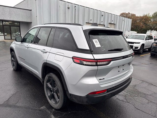 Used 2024 Jeep Grand Cherokee Altitude AWD/4WD image 7