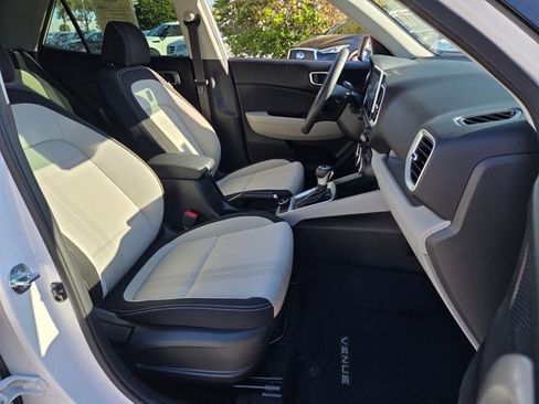 Used 2025 Hyundai Venue SEL image 21