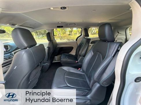 Used 2021 Chrysler Pacifica Touring-L FWD image 16