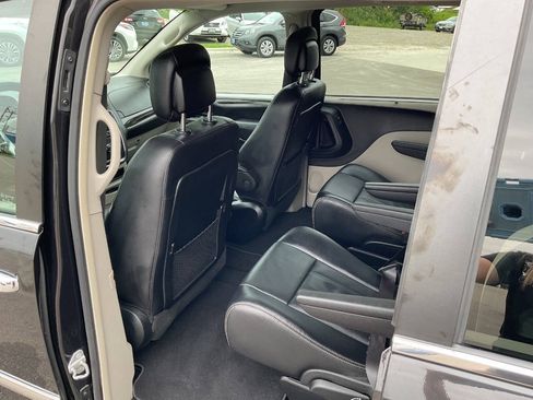 Used 2015 Chrysler Town & Country Touring w/ Driver Convenience Group FWD image 30