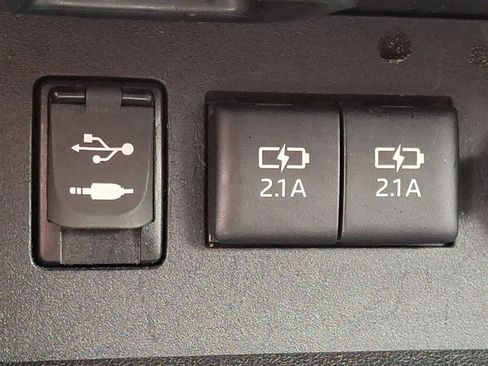 Used 2018 Toyota Highlander LE w/ Protection Package #3 AWD/4WD image 24