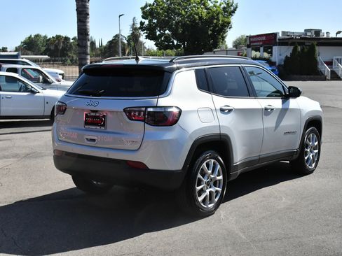 Used 2025 Jeep Compass Limited AWD/4WD image 8