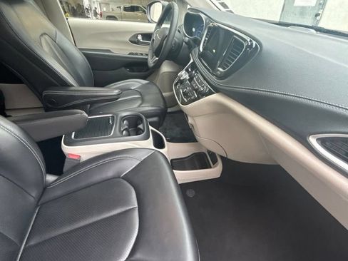 Used 2023 Chrysler Pacifica Touring-L FWD image 24