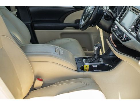 Used 2017 Toyota Highlander XLE FWD image 9