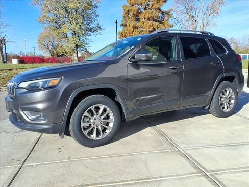 Used 2019 Jeep Cherokee Latitude Plus w/ Comfort/Convenience Group image 3