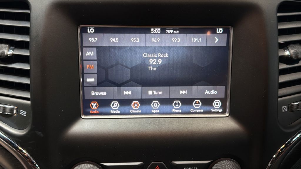 Used 2018 Jeep Grand Cherokee Laredo AWD/4WD image 30