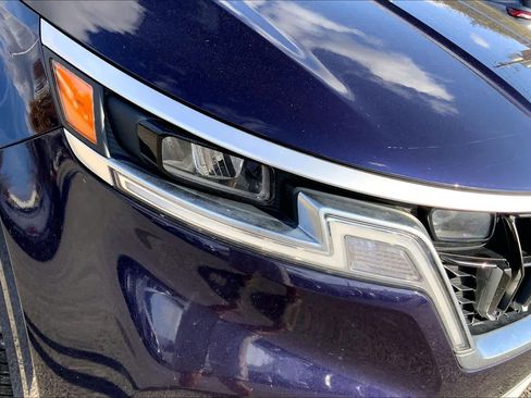 Used 2022 Kia Carnival LX image 27