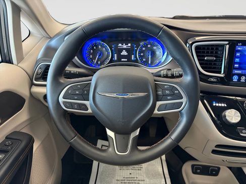 Used 2017 Chrysler Pacifica Touring-L FWD image 30