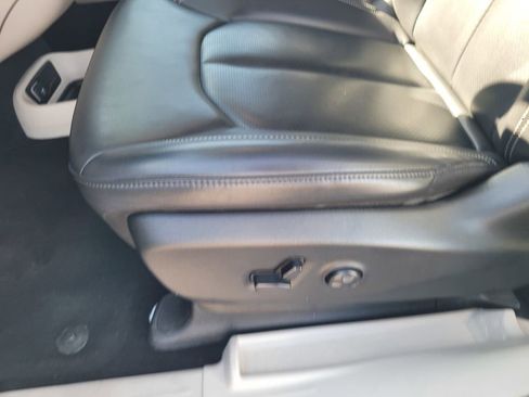 Used 2024 Chrysler Pacifica Touring-L image 26