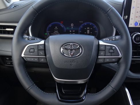 New 2025 Toyota Highlander Limited image 16