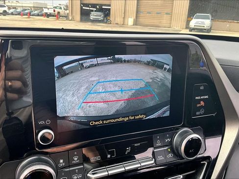 Used 2023 Toyota Highlander L image 14