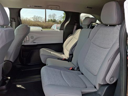 Used 2025 Toyota Sienna LE image 11