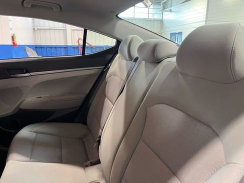 Used 2017 Hyundai Elantra SE image 17
