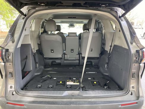 Used 2023 Toyota Sienna XLE FWD image 8