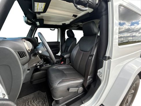 Used 2016 Jeep Wrangler Sahara image 13