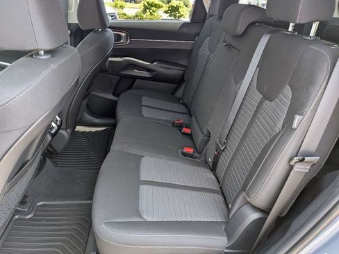Used 2025 Kia Sorento LX FWD image 15