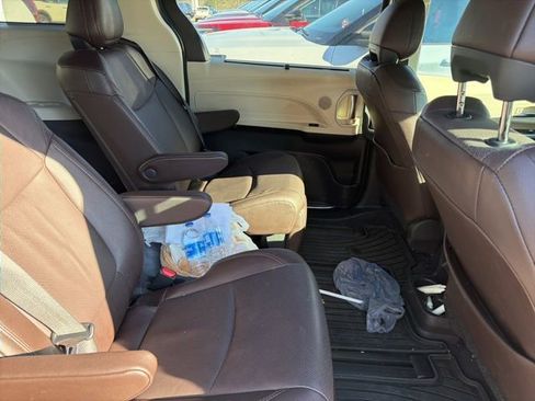 Used 2024 Toyota Sienna Platinum image 25