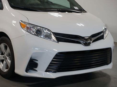 Used 2019 Toyota Sienna LE FWD image 4