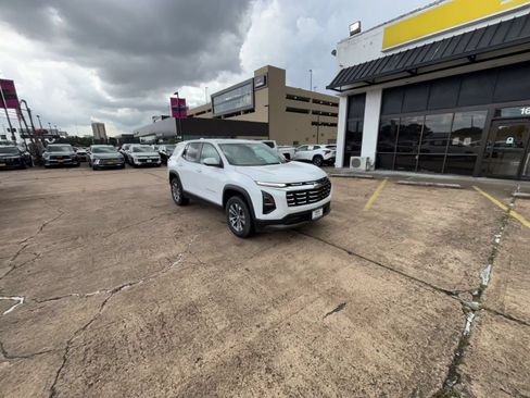 Used 2025 Chevrolet Equinox LT AWD/4WD image 3
