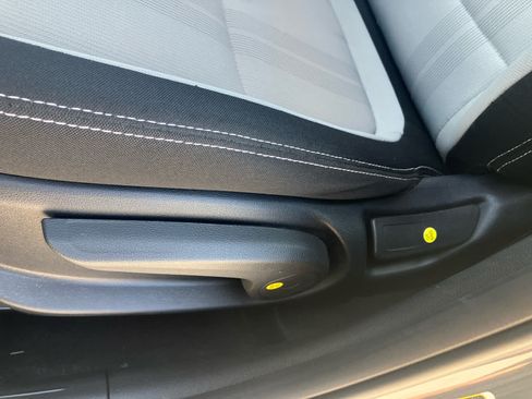 Used 2025 Hyundai Venue SEL FWD image 11
