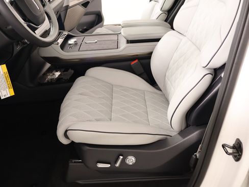 New 2026 Lincoln Navigator L Black Label w/ Black Label Special Edition AWD/4WD image 12