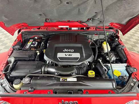 Used 2014 Jeep Wrangler Unlimited Sahara w/ Dual Top Group AWD/4WD image 27