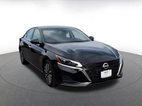 Used 2025 Nissan Altima 2.5 SV FWD image 3
