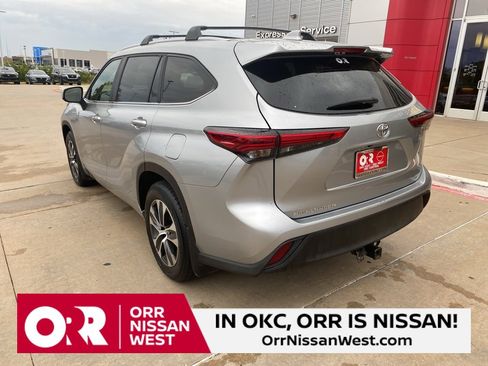 Used 2023 Toyota Highlander XLE image 3