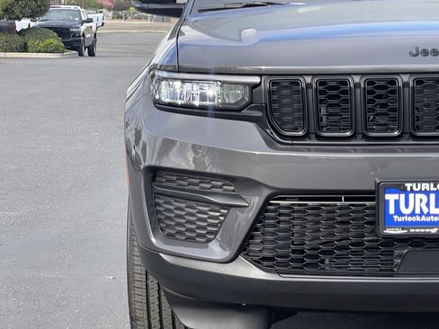 New 2025 Jeep Grand Cherokee Altitude image 5
