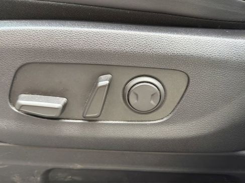 Used 2024 Kia Carnival LX FWD image 16