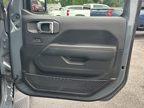 Used 2025 Jeep Wrangler Unlimited Sahara AWD/4WD image 15