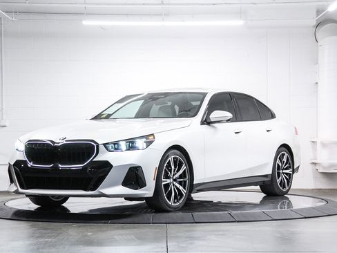 Used 2024 BMW 540i xDrive w/ Premium Package AWD/4WD image 3
