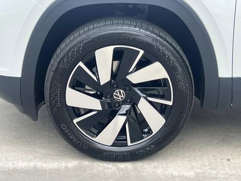 New 2026 Volkswagen Atlas Cross Sport SE FWD image 5