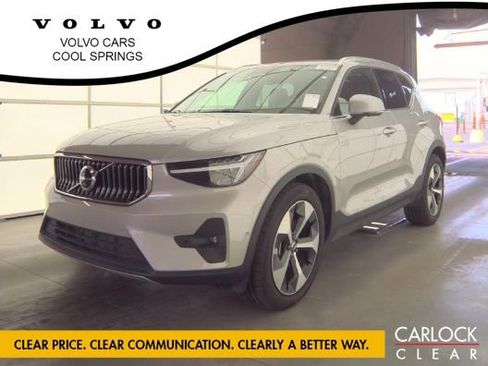 Used 2025 Volvo XC40 B5 Plus AWD/4WD image 1