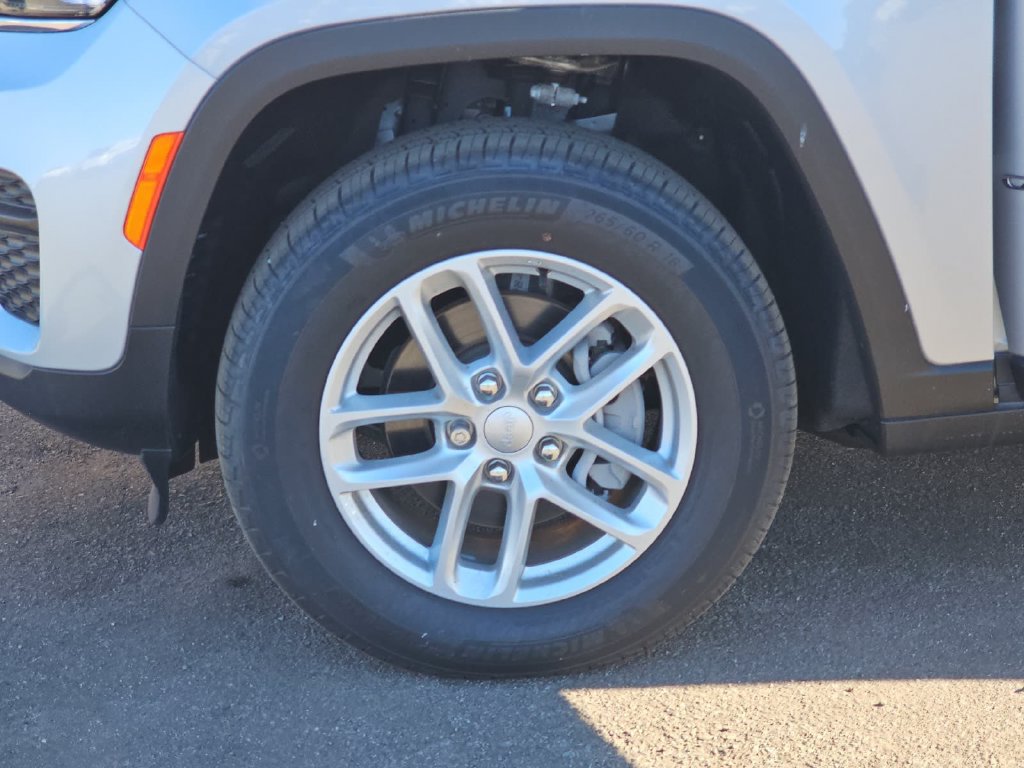 Used 2023 Jeep Grand Cherokee Laredo X AWD/4WD image 34