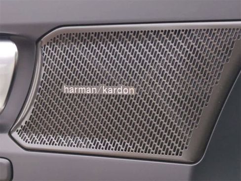 Used 2023 Volvo XC40 B5 Ultimate w/ Protection Package Premier image 23