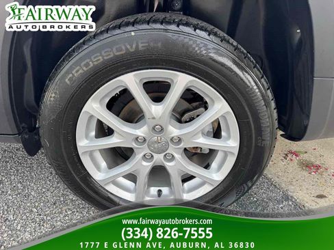 Used 2017 Jeep Cherokee Sport FWD image 31