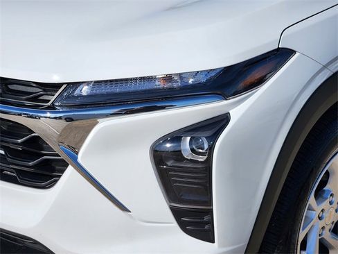 Used 2025 Chevrolet Trax LS w/ LS Convenience Package image 9