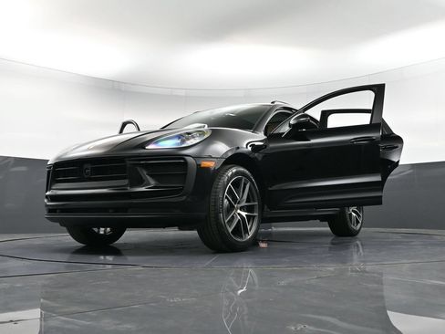 Certified 2026 Porsche Macan AWD/4WD image 39
