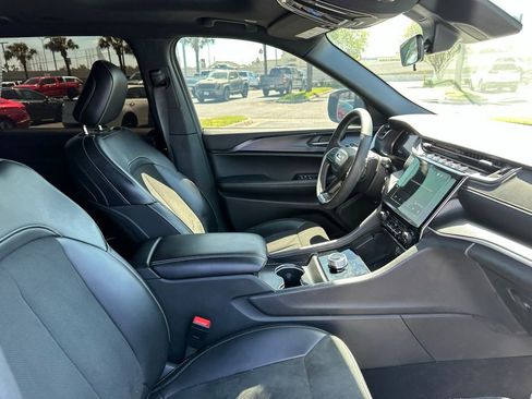 Used 2025 Jeep Grand Cherokee L Altitude RWD image 23