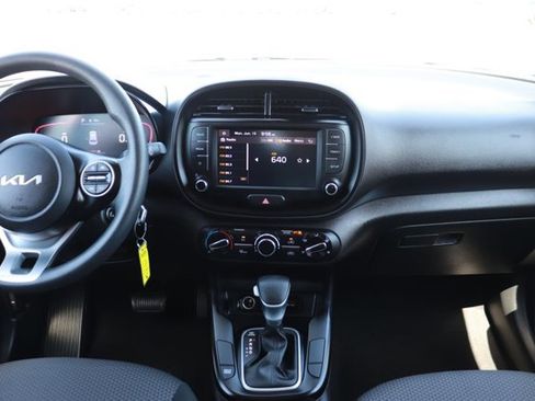 Used 2025 Kia Soul LX w/ LX Technology Package FWD image 14